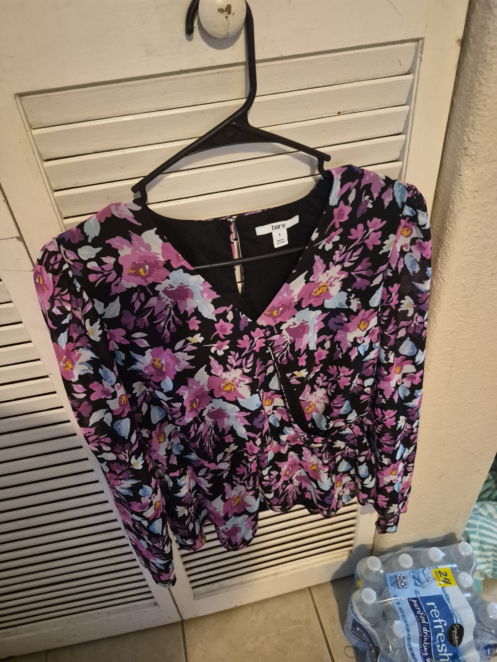 bar iii Floral V-Neck Long Sleeve Top in Black and Pink